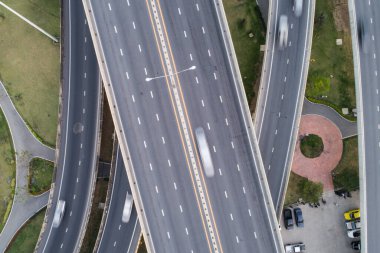 Hava görüntüsü kavşağı trafik yolu ile araba hareketi, ulaşım kavramı