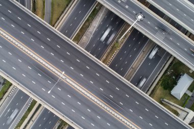 Hava görüntüsü kavşağı trafik yolu ile araba hareketi, ulaşım kavramı