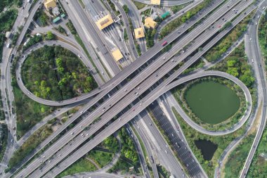 Şehir yollarında trafik, hava manzarası