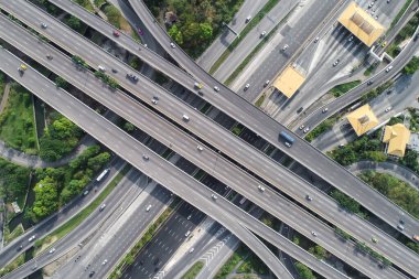 Şehir yollarında trafik, hava manzarası