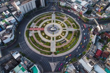 Araba hareketli, hava manzaralı yuvarlak şehir trafiği yolu