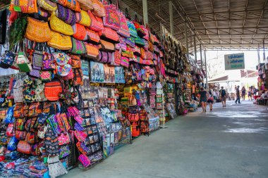 Bangkok, Tayland - 25 Mart 2017: Bangkok, Tayland 'daki Damnoen Saduak Yüzen Pazarı' nda el yapımı çanta, ayakkabı ve aksesuar dükkanı.