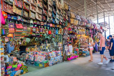 Bangkok, Tayland - 25 Mart 2017: Bangkok, Tayland 'daki Damnoen Saduak Yüzen Pazarı' nda el yapımı çanta, ayakkabı ve aksesuar dükkanı.
