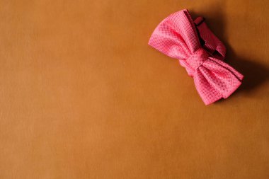 Lüks papyon gelin düğünü deri arka planda sevgililer günü konsepti