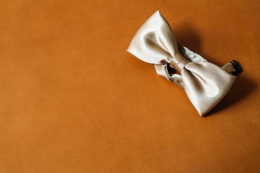 Lüks papyon gelin düğünü deri arka planda sevgililer günü konsepti