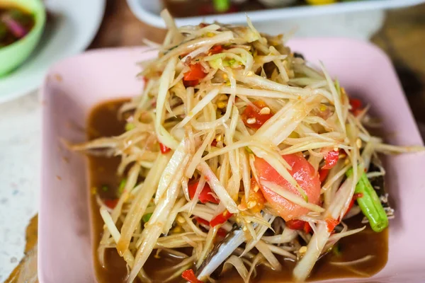 Papaya baharatlı salata ve deniz ürünleri, geleneksel Tayland yemekleri.