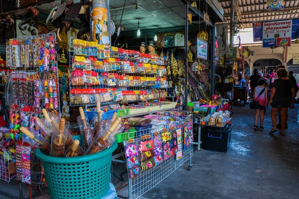 Bangkok, Tayland - 25 Mart 2017: Bangkok, Tayland 'daki Damnoen Saduak Yüzen Pazarı' nda el yapımı çanta, ayakkabı ve aksesuar dükkanı.