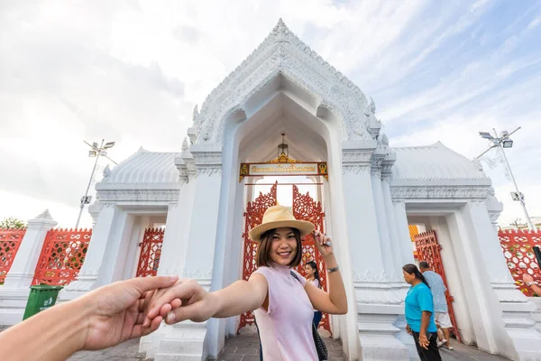 Красивые Азиатские Туристки Приветствуют Храме — стоковое фото