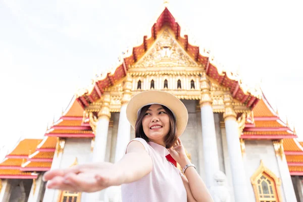 Linda Turista Asiático Mulheres Levando Mão Bem Vindo Conceito Viagem — Fotografia de Stock