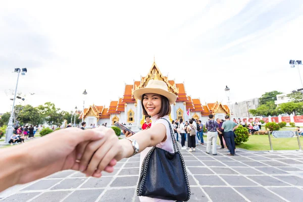Linda Turista Asiático Mulheres Levando Mão Bem Vindo Conceito Viagem — Fotografia de Stock