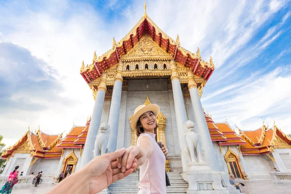 Красивые Азиатские Туристки Приветствуют Храме — стоковое фото