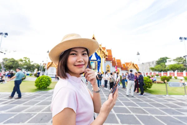 Ázsiai Turista Nők Utazni Régi Thai Buddhista Templom Szabadtéri — Stock Fotó
