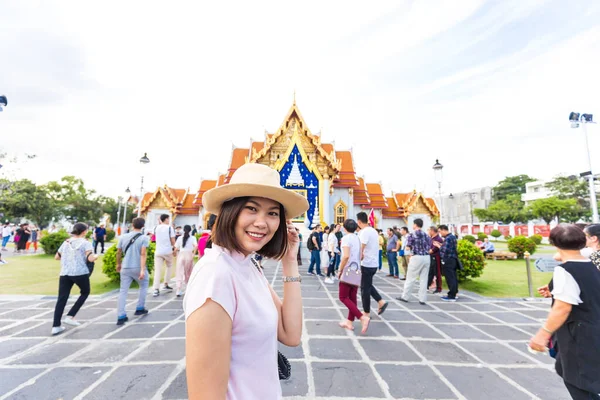 Ázsiai Turista Nők Utazni Régi Thai Buddhista Templom Szabadtéri — Stock Fotó