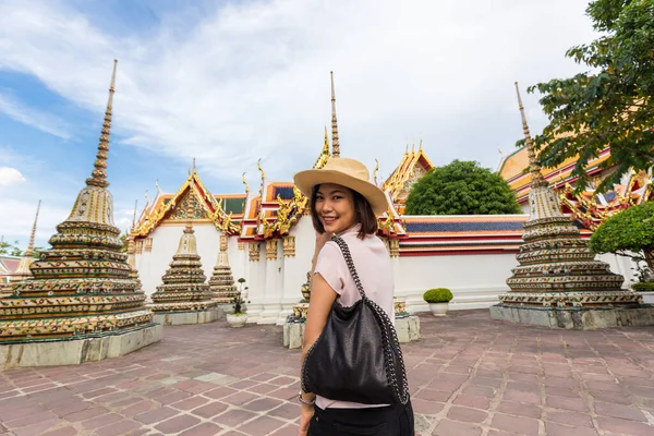 Азиатские Туристки Путешествуют Старом Тайском Буддийском Храме Открытым Небом — стоковое фото