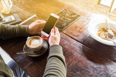 kahve içme ve kullanma smartphone adam 