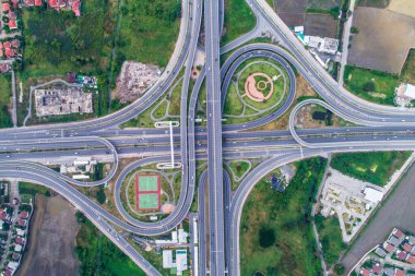 Hava manzaralı şehir trafiği kavşağı dairesel yol