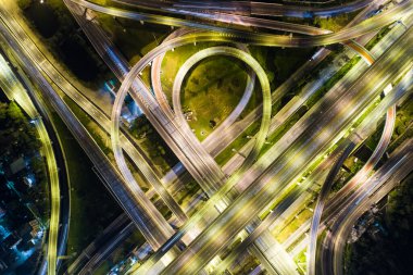 Şehir trafiği kavşağı yolu araç hava manzaralı.