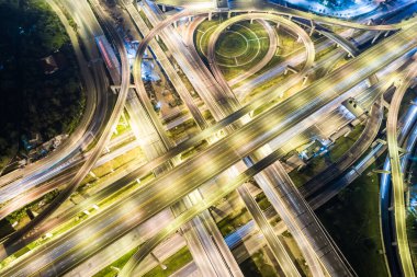 Şehir trafiği kavşağı yolu araç hava manzaralı.