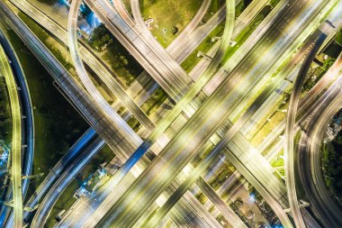 Şehir trafiği kavşağı yolu araç hava manzaralı.