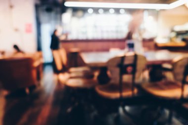 İnsanlarla dolu eski bir kafenin bulanık gece görüntüsü