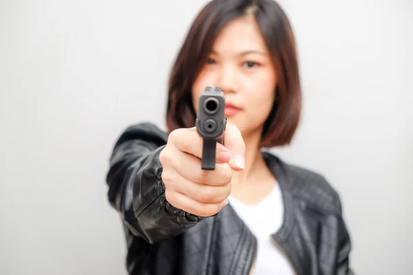 Bela Ásia Feminino Detetive Segurando Arma Posando Contra Branco Fundo — Fotografia de Stock