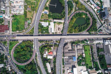 Şehir trafiği, binalarla kavşak, hava manzarası.