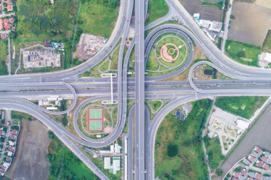 Kesişen yol ve yeşil parkın hava görüntüsü, ulaşım konsepti