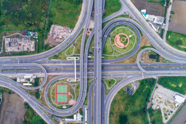 Kesişen yol ve yeşil parkın hava görüntüsü, ulaşım konsepti