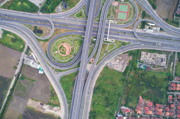 都市交通 建物との交差円形道路 空中ビュー — ストック写真