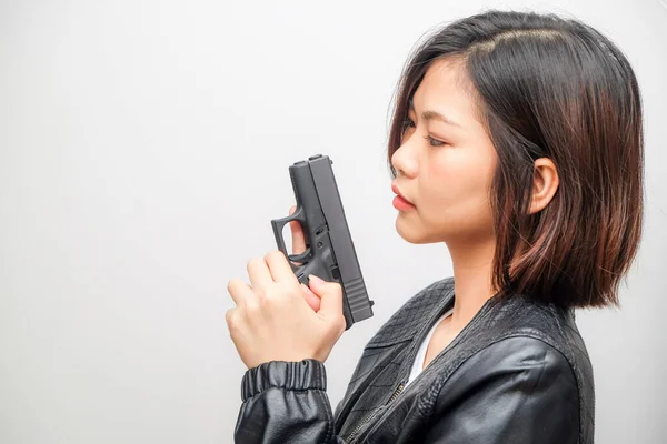 Bela Ásia Feminino Detetive Segurando Arma Posando Contra Branco Fundo — Fotografia de Stock