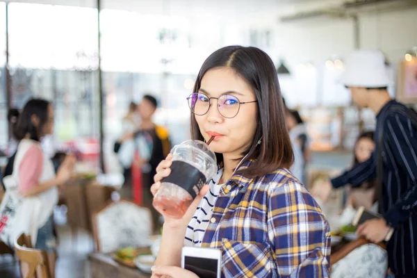 Kobieta Nosząca Okulary Kawiarni Pijąca Napój — Zdjęcie stockowe