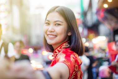 Yaowarat yolundaki Çin Yeni Yıl Festivali 'nde gülümseyen Asyalı kadın, Bangkok, Tayland