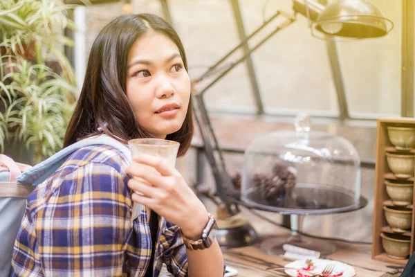 Biznes Kobieta Inteligentnym Zegarkiem Telefon Pije Gorącą Kawę Zabytkowej Kawiarni — Zdjęcie stockowe