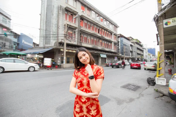 Mulher Chinesa Bonita Roupas Tradicionais Vermelhas Distrito Yaowarat Tailândia — Fotografia de Stock