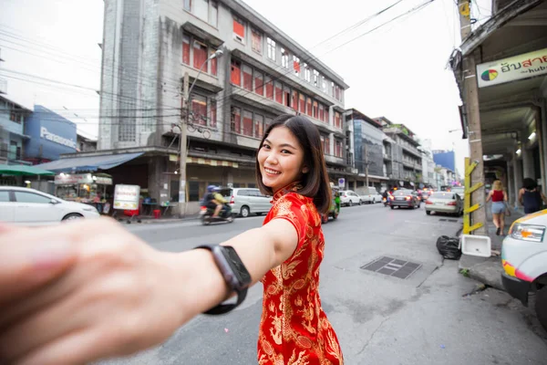 Mulher Chinesa Estendendo Mão Para Namorado Aldeia Local China Tailândia — Fotografia de Stock