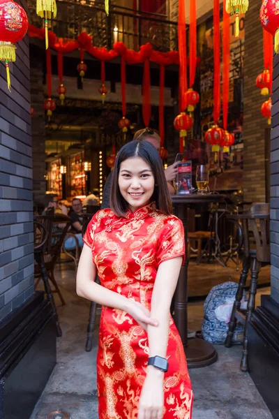 Красивая Китаянка Красной Традиционной Одежде Районе Яоварат Таиланд — стоковое фото