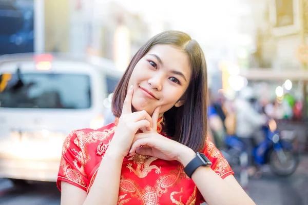 Весела Усміхнена Азіатка Китайському Новорічному Фестивалі Дорозі Яоварат Бангкок Таїланд — стокове фото