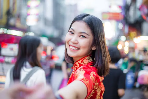 Mujer China Extendiendo Mano Novio Aldea Local China Tailandia —  Fotos de Stock