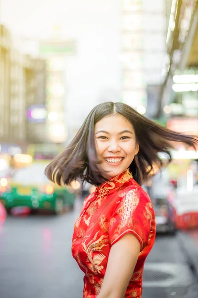 Веселая Улыбающаяся Азиатка Китайском Новогоднем Фестивале Яоварат Роуд Бангкок Таиланд — стоковое фото