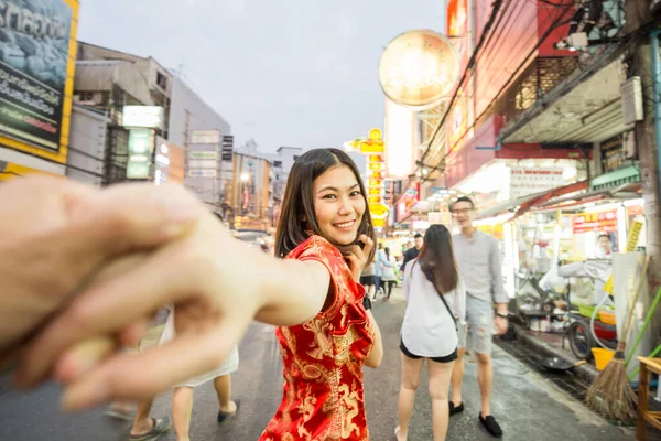 Chinese Vrouw Verspreidt Hand Naar Vriendje Lokaal China Dorp Thailand — Stockfoto