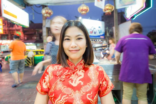 Красивая Китаянка Красной Традиционной Одежде Районе Яоварат Таиланд — стоковое фото