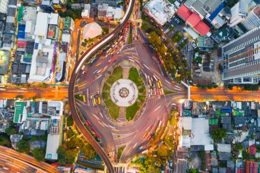 Bangkok şehri ve trafiği. Araba ışıklarıyla yol manzarası