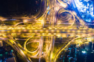 Gece trafiği hava görüntüsü. Otomobilli yollar hareket ışıkları