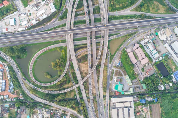 自動車や建物との交差点横断の空中ビュー 輸送コンセプト — ストック写真