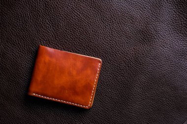 Sığır derisi arka planda kahverengi, hakiki deri cüzdan, işçilik objesi