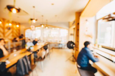 Kafedeki insanların soyut, bulanık arkaplan tonlu 