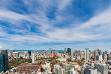 Tokyo kulesi ve güneşli mavi gökyüzü günüyle modern binalar, Japonya