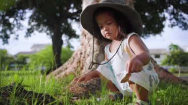 Yeşil Park 'taki sevimli Asyalı kız.