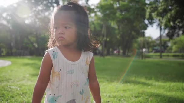 在绿地公园里可爱的亚洲小女孩 免版税图库视频片段