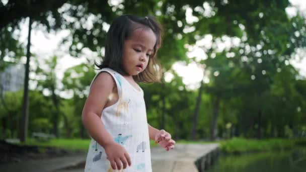 在绿地公园里可爱的亚洲小女孩 — 图库视频影像